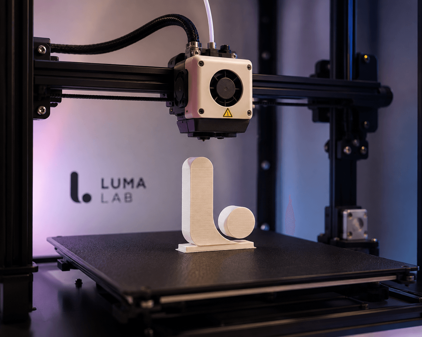 Objeto 3D sendo impresso pela Luma Lab